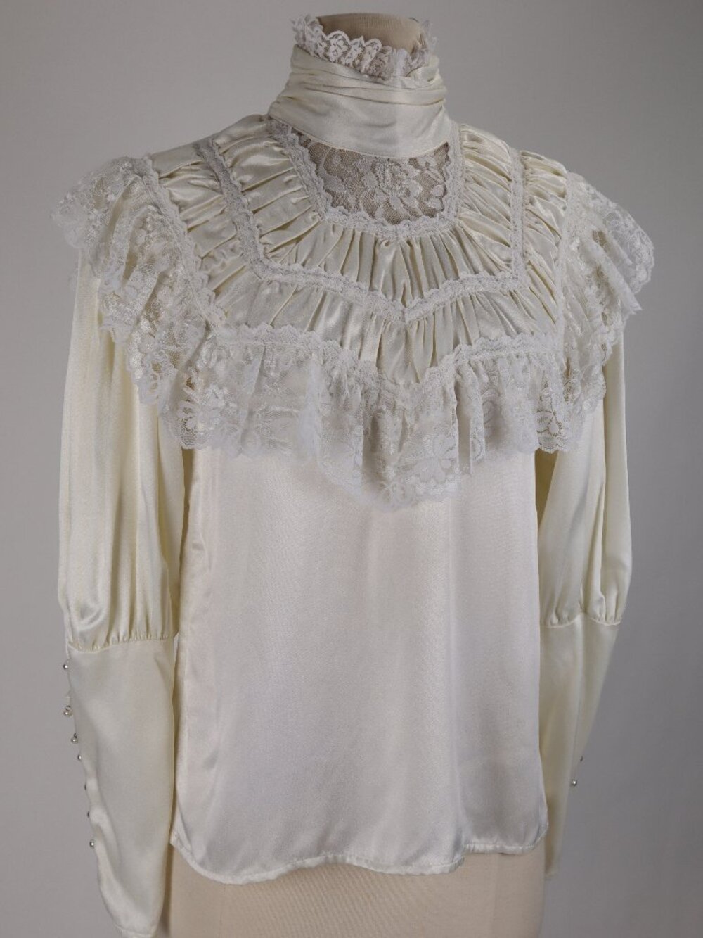❄️ Vintage Gunne Sax by Jessica McClintock NWOT White Satin Lace Pearl Blouse - Picture 2 of 11